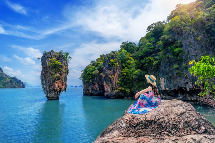https://cms-zentaiq.eot-solution.commedium_beautiful-girl-sitting-rock-james-bond-island-phang-nga-thailand.jpg
